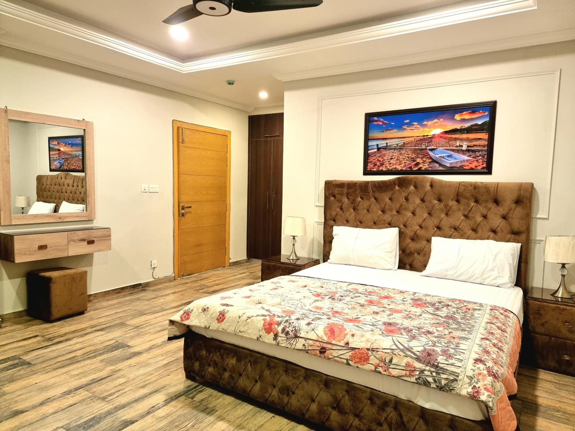 The Millenial Apartments & Suites Bahria Town Равалпінді Номер фото